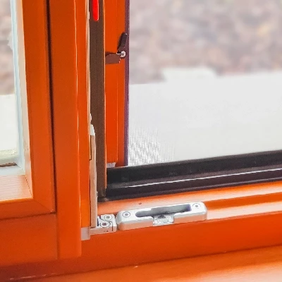 Detailní záběr na řez hnědým dřevěným eurooknem s drážkovým těsněním Brno