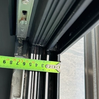 Detail robustního těsnění v moderním antracitově šedém hliníkovém profilu Brno