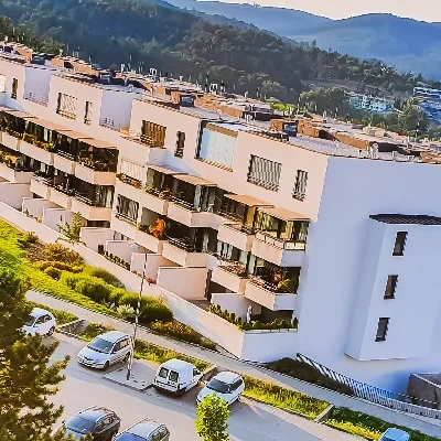 Tlusté vícekomorové EPDM těsnění okna tlumící hluk z rušné ulice v Brně