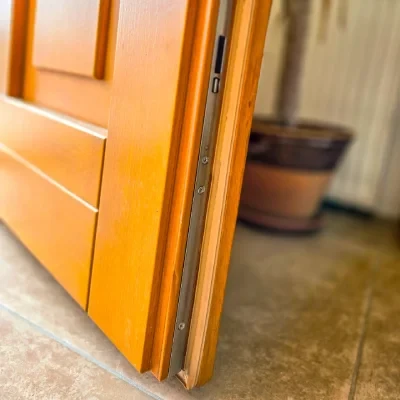 Detailní pohled na dorazové a kartáčové těsnění prahu vchodových dveří Brno